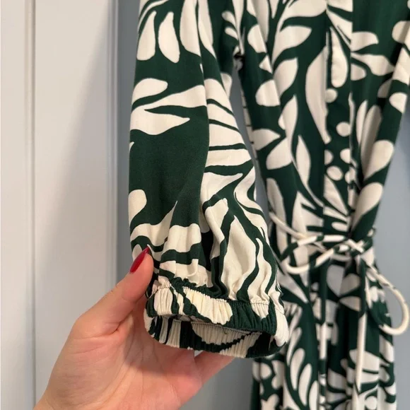 H&M Green and White Leaf Print Long Sleeve Dress Puff-Sleeve - Picture 9 of 12